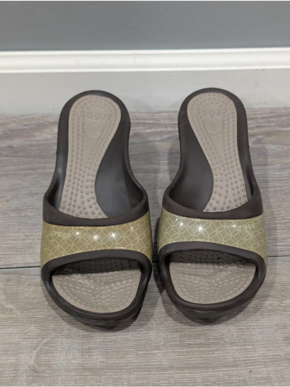 Crocs Womens Sassari Green Brown Slip On Wedge Heel Comfort Sandal Open Toe Sz 6